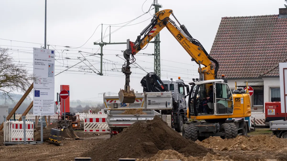 Baustellen-Tour: Baustellen-Tour: Baustelle am Bahnhof: Die Umgestaltung des Passower Bahnhofsvorplatzes schreitet voran – bald wird das Umsteigen noch einfacher.