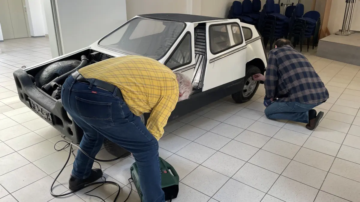 Es muss Luft auf die Reifen aufgepumpt werden, bevor es auf die große Reise nach Trebus bei Fürstenwalde geht.