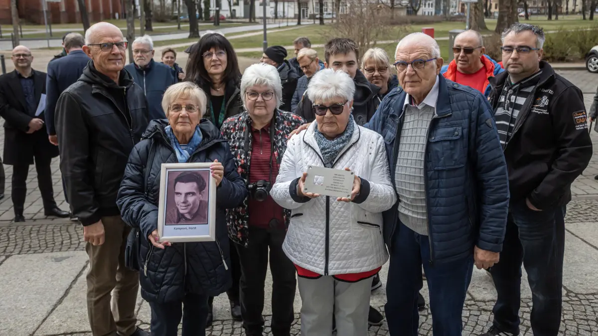 Am Freitag wurde vom Verein Memorial Deutschland im Rahmen des Projekts "Die letzte Adresse" am Sauerhaus der Märkischen Oderzeitung eine Gedenktafel für Horst Kampioni angebracht. Er war vor seiner Zeit der Inhaftierung und Hinrichtung in Moskau im Jahre 1953 Fotograf des Neuen Tag. Bis heute sind die genauen Umstände die zu seiner Verhaftung führten ungeklärt. Bei der Gedenkfeier waren Vertreter der Stadtgesellschaft, der Märkischen Oderzeitung, Oberbürgermeister Axel Strasser aber auch die Familie des Ermordeten dabei.