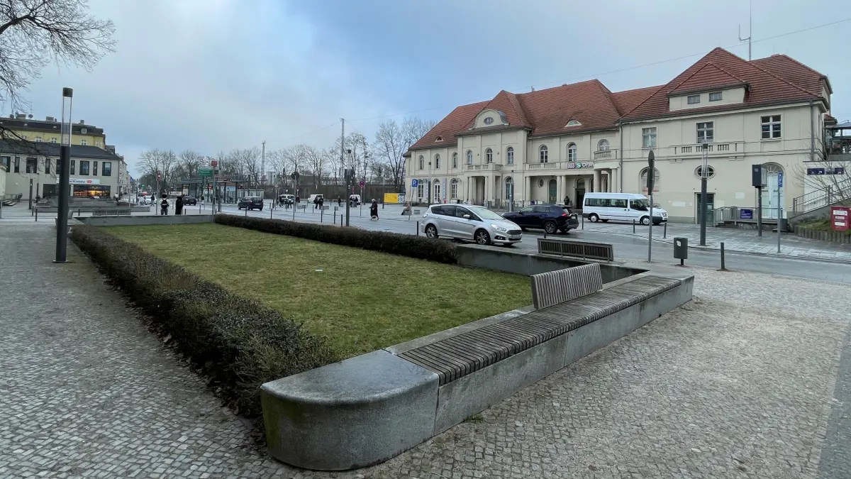 Bahnhof Oranienburg, Bahnhofsgebäude, Bahnhofsplatz, Bahnhofsvorplatz
