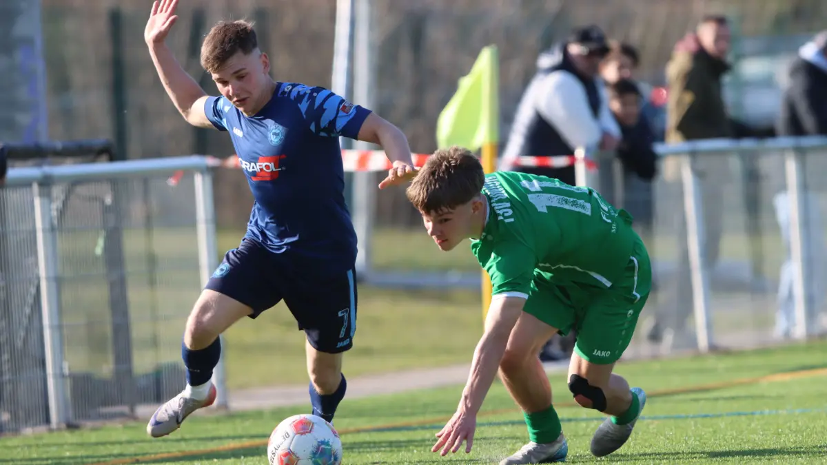 Fußball Brandenburgliga Oranienburger FC Eintracht gegen FSV Union Fürstenwalde 5:0 (3:0), Tom Siegler gegen Eric Fiedler (in Grün)