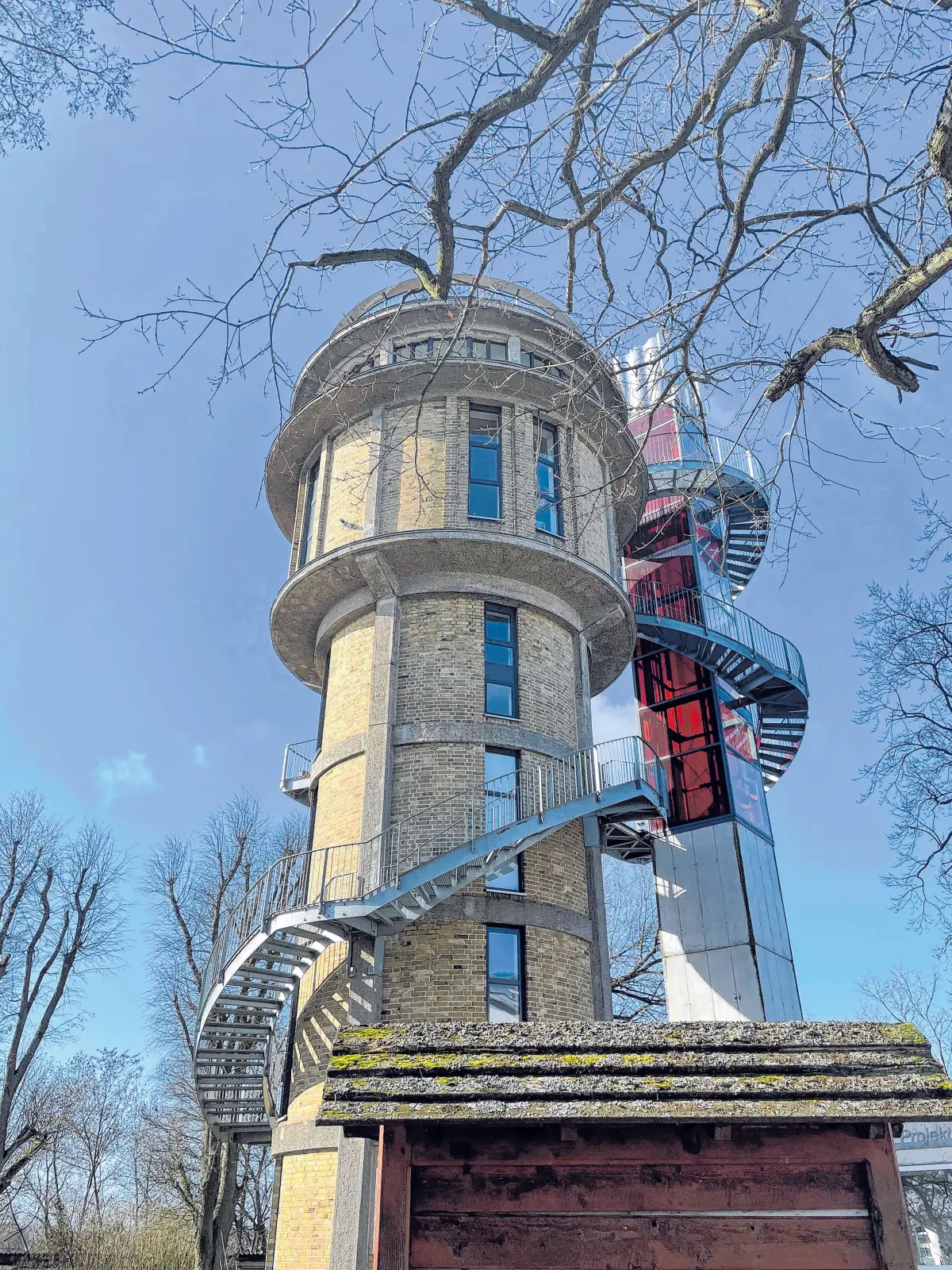 Wechselvolle Geschichte: Knapp 30 Jahre wurde er gebraucht, dann verfiel der denkmalgeschützte Wasserturm, bevor ihm als Wohnhaus mit barrierefreier Aussichtsplattform wieder neues Leben eingehaucht wurde.