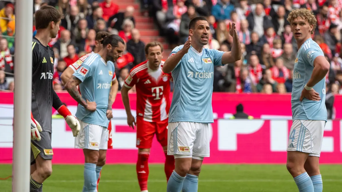1. BL: Bayern München - 1. FC Union 2025/26 : Fußball, Herren, Saison 2025/2026, 1. Bundesliga (27. Spieltag), FC Bayern München - 1. FC Union Berlin, v. l. Torwart Frederik Rönnow (1. FC Union), Christopher Trimmel (1. FC Union), Rani Khedira (1. FC Union Berlin), Leopold Querfeld (1. FC Union Berlin), 21.03. 2026, Foto: Matthias Koch