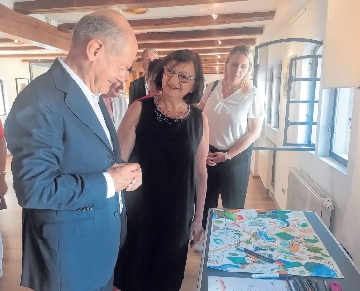 Der frühere Kanzler Olaf Scholz besuchte im August 2024 die Begegnungsstätte, hier im Gespräch mit Brigitte Cleemen, die zu dieser Zeit ihre Malereien zeigte.