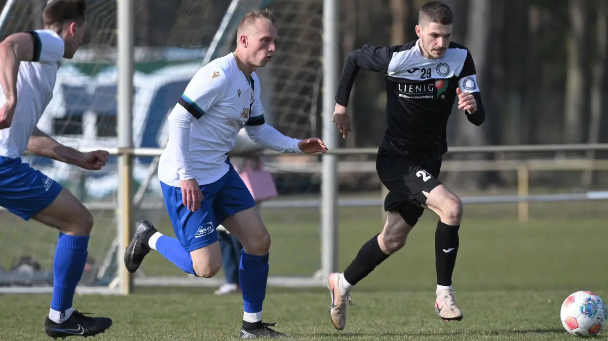 Fussball : Schöneiche, Fussball Brandenburgliga, Germania Schöneiche - BSC Preußen, David Nieland vor Lukas Bache
FOTO BENK 21.03.2026