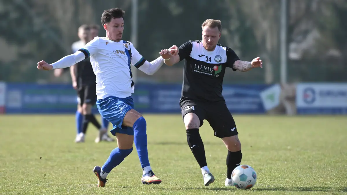 Fussball : Schöneiche, Fussball Brandenburgliga, Germania Schöneiche - BSC Preußen, Florian Schulte gegen Markus Magiera r.
FOTO BENK 21.03.2026