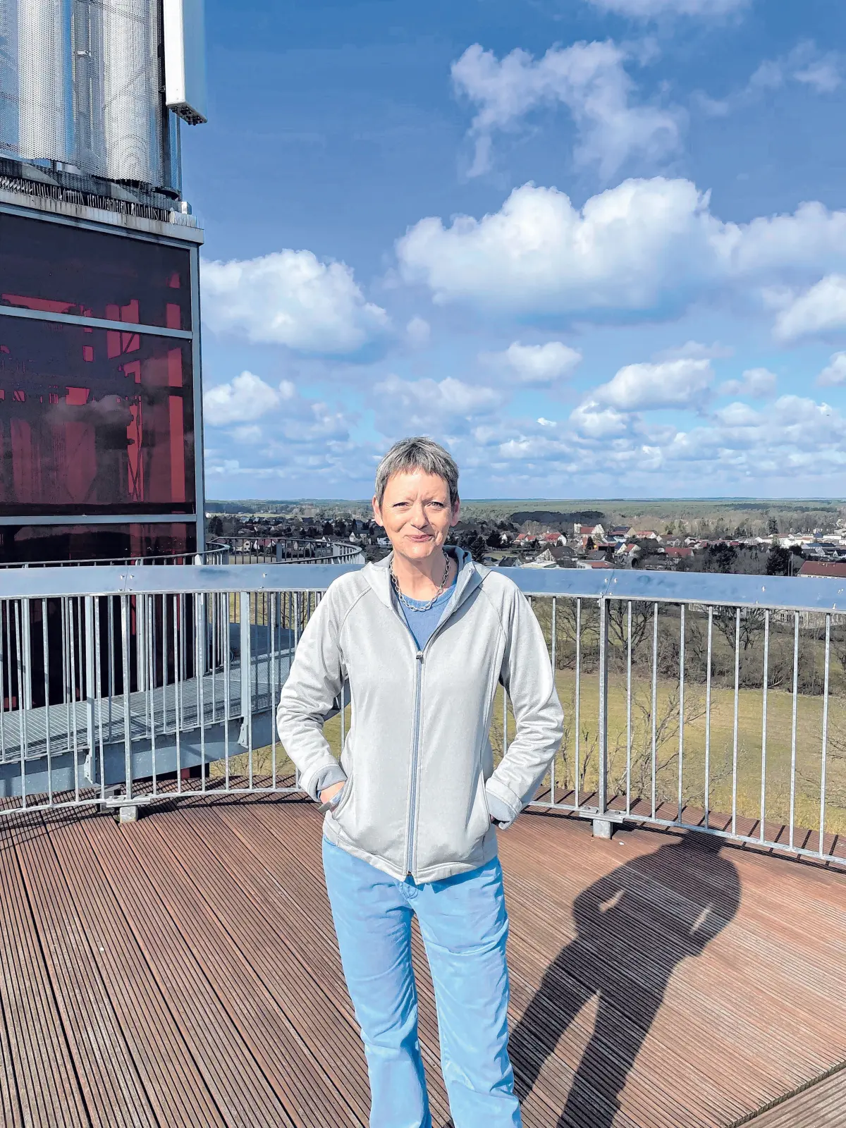 Genießt den Ausblick noch für sich allein: Wasserturm-Besitzerin Sarah Philipps freut sich auf zahlreiche Gäste in der Biorama-Jubiläumssaison.