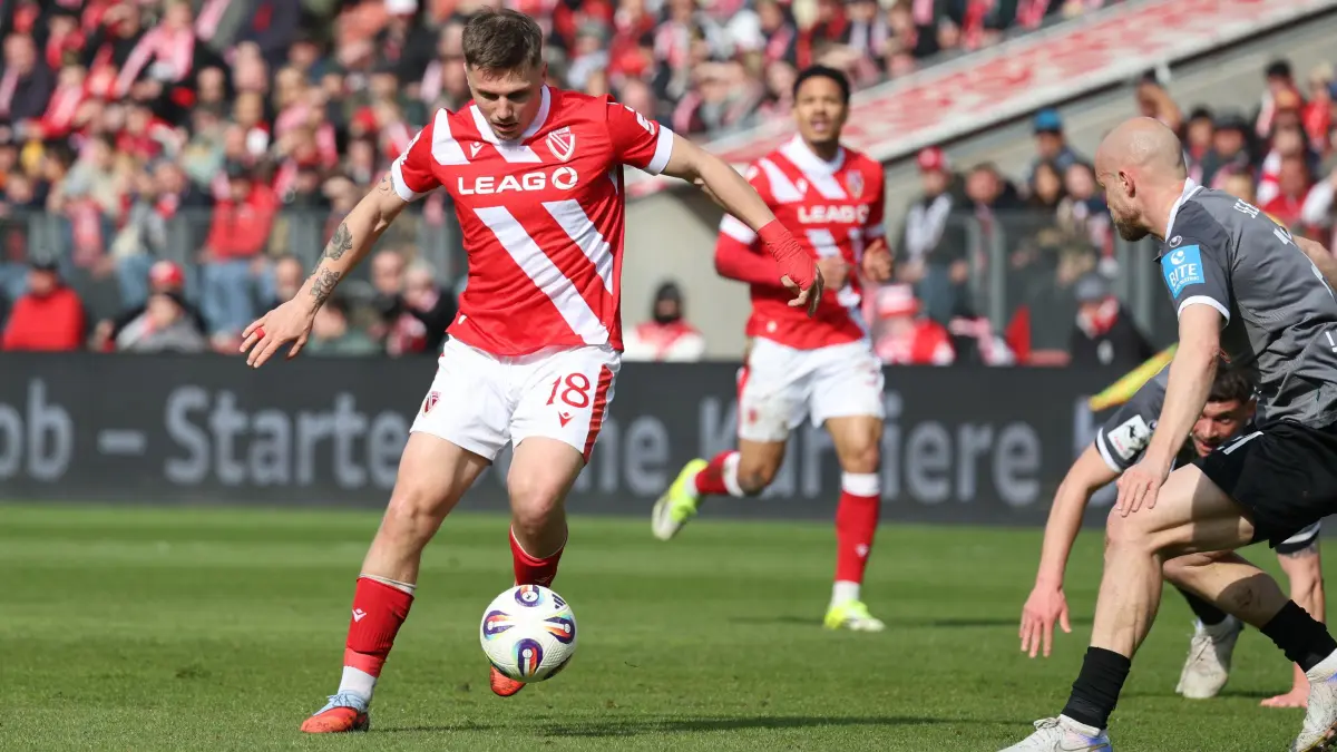 Fussball 3. Liga 2025/2026 FC Energie Cottbus - SSV Ulm 1846: 18 Erik Engelhardt (Energie Cottbus, l.)