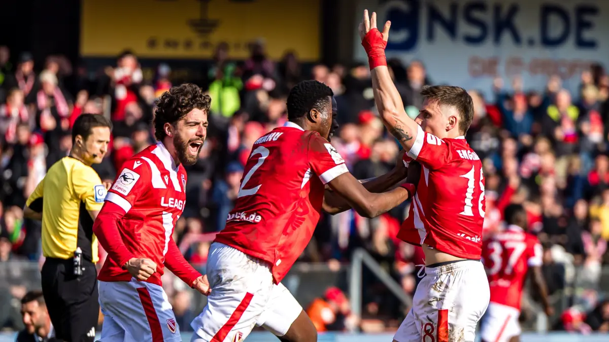 FC Energie Cottbus - SSV Ulm: Fußball, Männer: 3. Liga, Energie Cottbus - SSV Ulm 1846, 30. Spieltag, LEAG Energie Stadion: Dominik Pelivan (FC Energie Cottbus, l-r) und King Manu (FC Energie Cottbus) jubeln mit Erik Engelhardt (FC Energie Cottbus), dem Torschützen zum 1:1