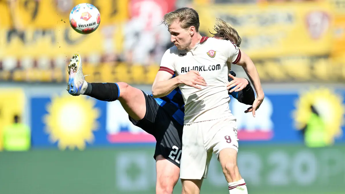 GER, Herren, 2.Bundesliga, Saison 2025-2026, SC Paderborn 07 - Dynamo Dresden: Paderborn, Home Deluxe Arena, 21.03.26, GER, Herren, 2.Bundesliga, Saison 2025-2026, SC Paderborn 07 - Dynamo Dresden Bild: v.li. im Zweikampf Felix GOETZE Paderborn und Vincent VERMEIJ Dresden DFL regulations prohibit any use of photographs as image sequences and/or quasi-video. NRW Deutschland *** Paderborn, Home Deluxe Arena, 21 03 26, GER, Herren, 2 Bundesliga, Saison 2025 2026, SC Paderborn 07 Dynamo Dresden Bild v li im Zweikampf Felix GOETZE Paderborn und Vincent VERMEIJ Dresden DFL regulations prohibit any use of photographs as image sequences and or quasi video NRW Deutschland