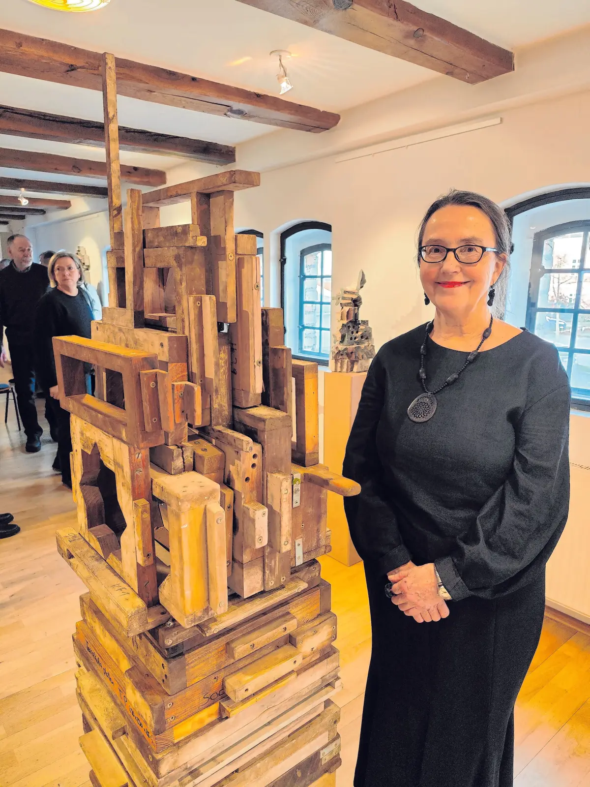 Sabine Heller zeigte im Februar 2025 eine interessante Ausstellung. Sie verarbeitete gebrauchte und einst für die Entsorgung gedachte Holzformen, in denen einst Fliesen gegossen wurden.