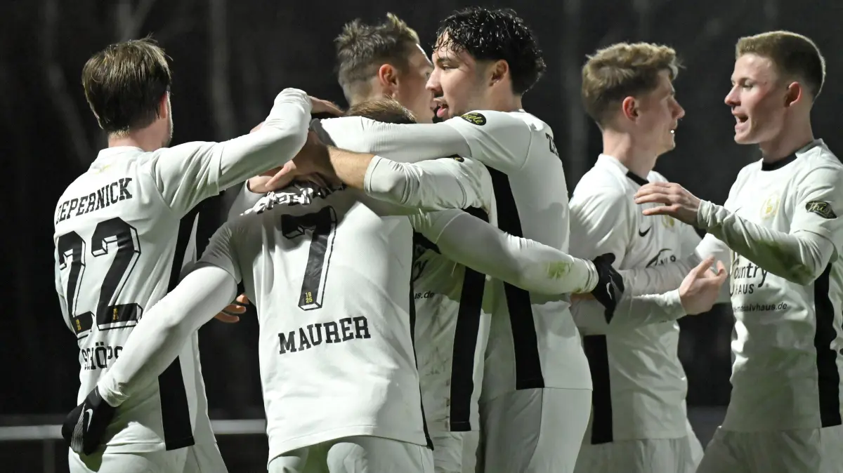 Fussball : Panketal, Fussball Landesliga Nord, Einheit Zepernick - Fortuna Gliennicke, Matchpoint gesetzt in diesem kuriosen Spiel, nach Führung und Rückstand der Zepernicker Paul Maurer 7
FOTO BENK 20.03.20226