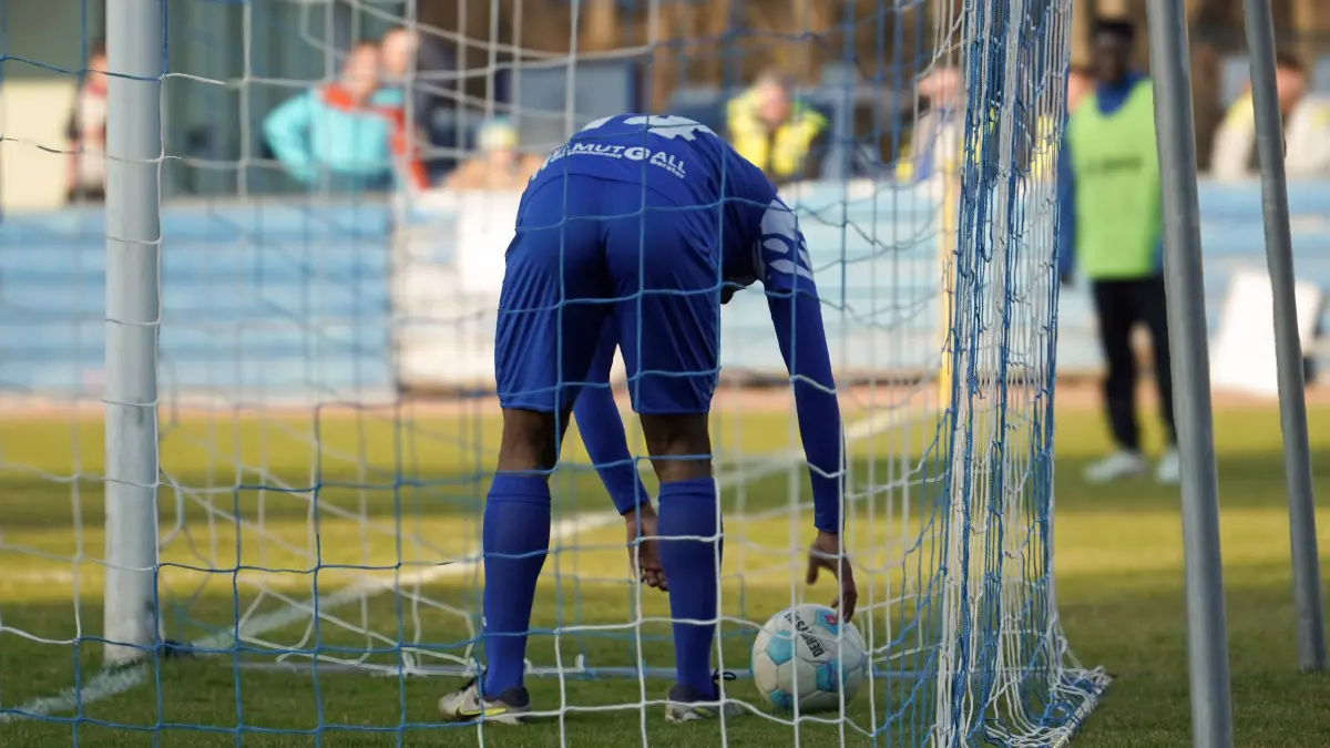 Fussball : Petershagen, Fussball Brandenburgliga Punktspiel, Petershagen-Eggersdorf - 1. FC Frankfurt, zu landet die Kugel im Kasten der Blau-Weissen
FOTO BENK 21.03.2026