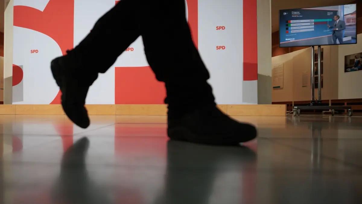 Landtagswahl Rheinland-Pfalz - SPD Berlin: 22.03.2026, Rheinland-Pfalz, Mainz: Ein Mann geht im Willy-Brandt-Haus an der großen Wand mit dem SPD-Parteilogo nach der Landtagswahl in Rheinland-Pfalz vorbei. Ein Statement aus Berlin ist nicht geplant. Foto: Carsten Koall/dpa +++ dpa-Bildfunk +++