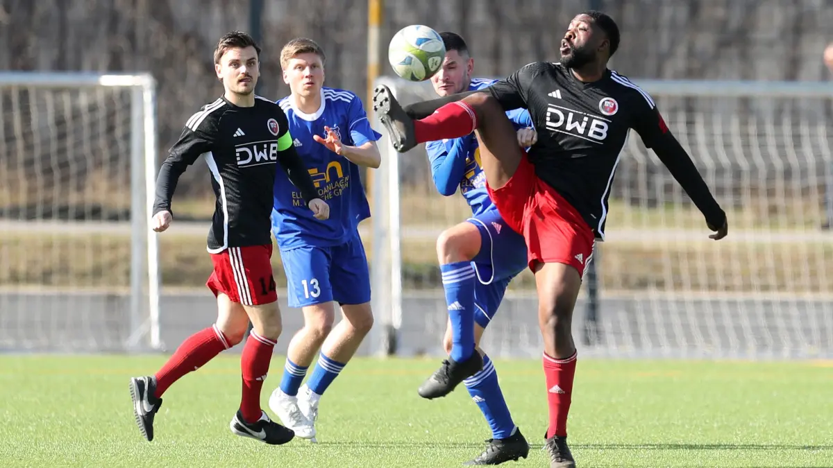 Schwedt, 21.03.2026, FB LL 19. ST FC Schwedt - Schwarz-Rot Neustadt 4:2, Schwedts Stephan Liermann gegen Ricky Okai Djan (rechts), links außen Tarik Wenzel, dabeben Bjarne Zenk