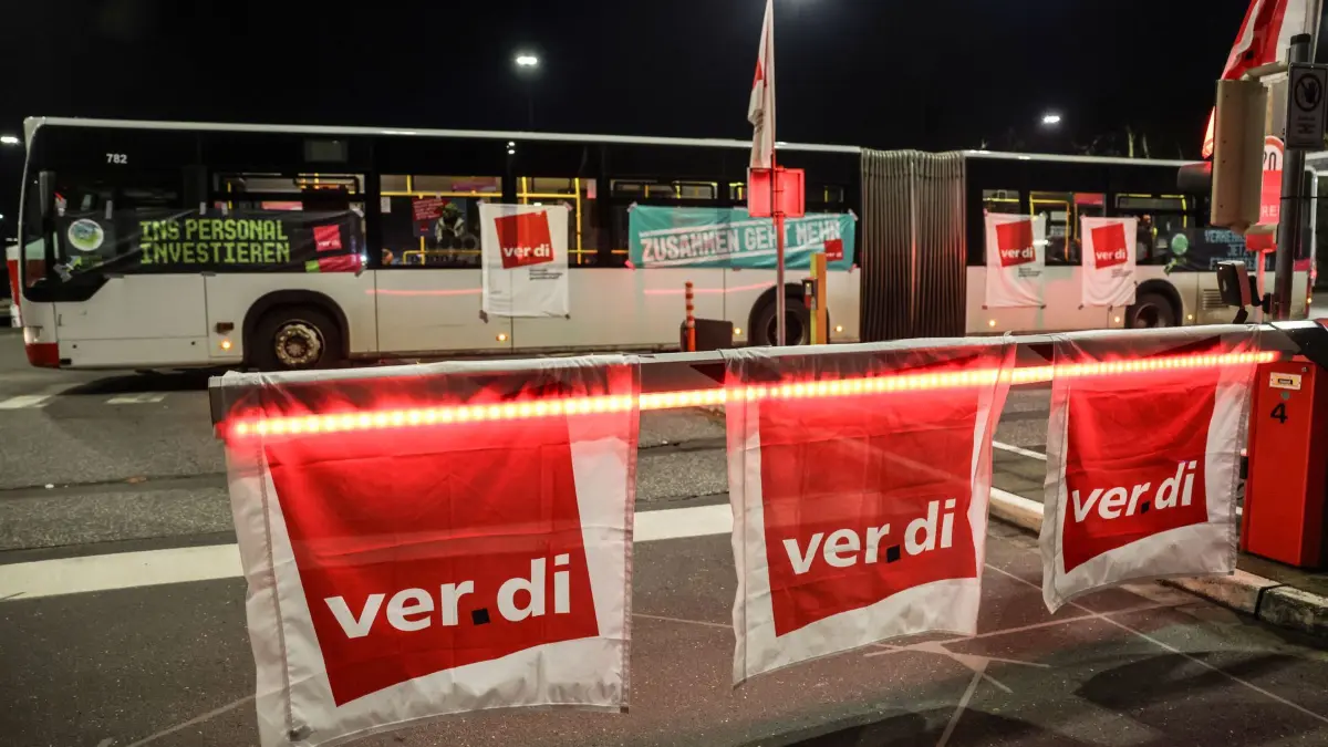 Warnstreiks im kommunalen Nahverkehr - Köln: ARCHIV - 29.02.2024, Nordrhein-Westfalen, Köln: Busse der Kölner Verkehrsbetriebe KVB stehen im Depot. Die Gewerkschaft Verdi hat die Beschäftigten von rund 30 kommunalen Nahverkehrsbetrieben zu einem 48-stündigen Warnstreik aufgerufen. (zu dpa: «Wieder Teilausfälle bei Bussen und Bahnen möglich») Foto: Oliver Berg/dpa +++ dpa-Bildfunk +++