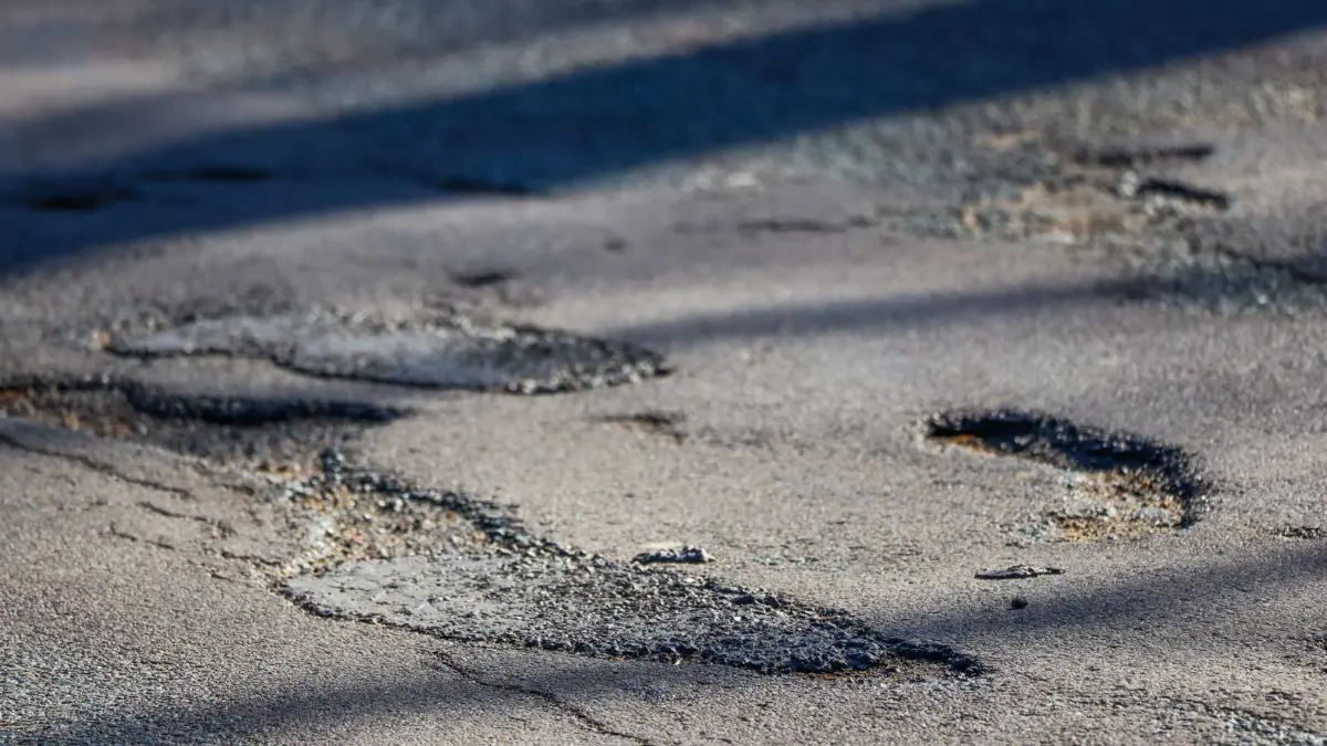 Schlaglöcher und tiefe Risse: Die Ortsdurchfahrt Marwitz ist in einem maroden Zustand. Nun ist eine umfassende Sanierung geplant.