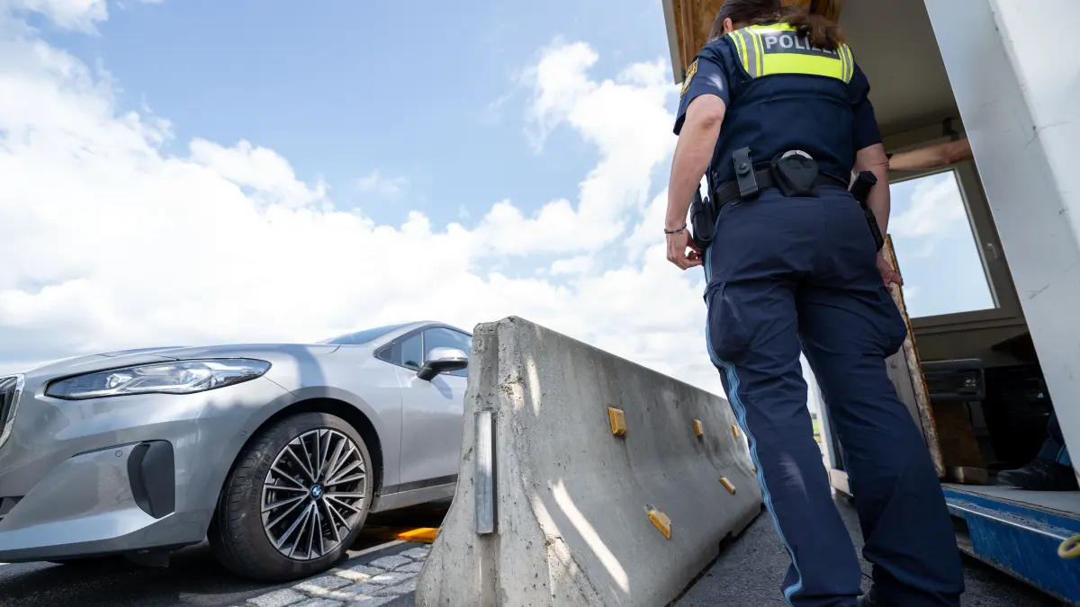 Ein Auto fährt an einer Grenzkontrolle nach Deutschland. Doch nicht immer gelangen Luxus-Wagen legal nach Brandenburg und Berlin.