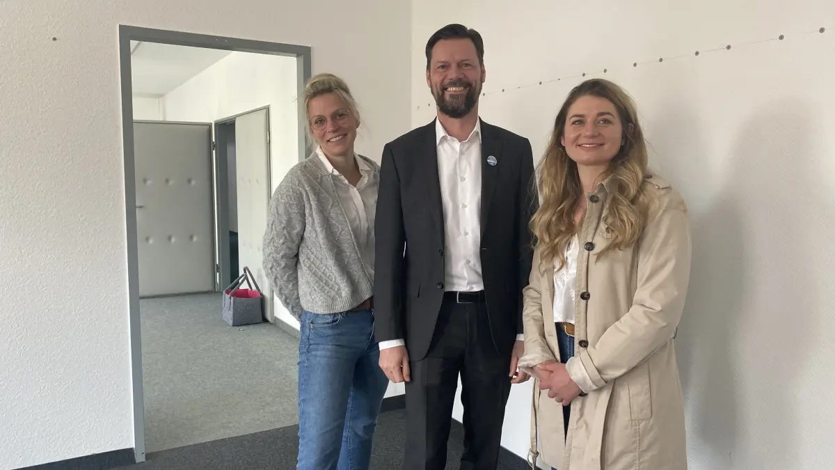 Noch steht das alte Bürgermeisterbüro von Matthias Rudolph im Rathaus-Center von Fürstenwalde leer, bald soll dort die Zahnarztpraxis von Dr. Sarah Uhlig (rechts) einziehen. Links ihre Praxis-Managerin Regine Warnick.