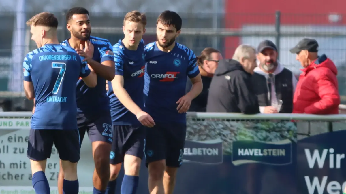 Spielzug par excellence: Auf 2:0 nach einer halben Stunde gegen den FSV Union Fürstenwalde stellte der Oranienburger FC. Es traf Kwasi Boateng (Zweiter von links), hier mit Tom Siegler, Aaron Janeck und Abdul-Hamid Saadaev (von links).