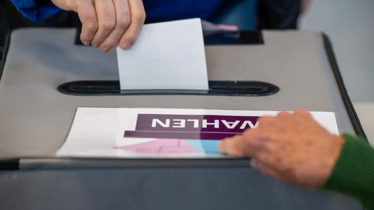 Landtagswahl in Rheinland-Pfalz: 22.03.2026, Rheinland-Pfalz, Trier: Eine Wählerin wirft ihren Wahlzettel in eine Wahlurne. In Rheinland-Pfalz ist heute Landtagswahl. Foto: Harald Tittel/dpa +++ dpa-Bildfunk +++