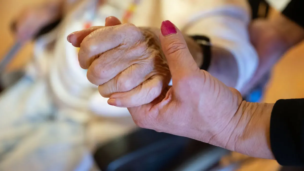 Altenpflege: ARCHIV - 07.02.2024, Baden-Württemberg, Filderstadt: Eine Physiotherapeutin hält die Hand und den Ellenbogen einer Pflegebedürftigen. (zu dpa: «Deutlich mehr Pflegebedürftige in Schleswig-Holstein») Foto: Marijan Murat/dpa +++ dpa-Bildfunk +++
