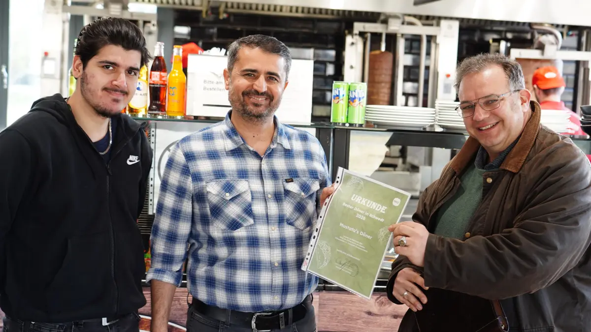 MOZ-Regionalleiter Thorsten Pifan überreicht die Siegerurkunde für den Besten Döner in Schwedt an Mustafa Karakus und dessen Sohn Furkan.