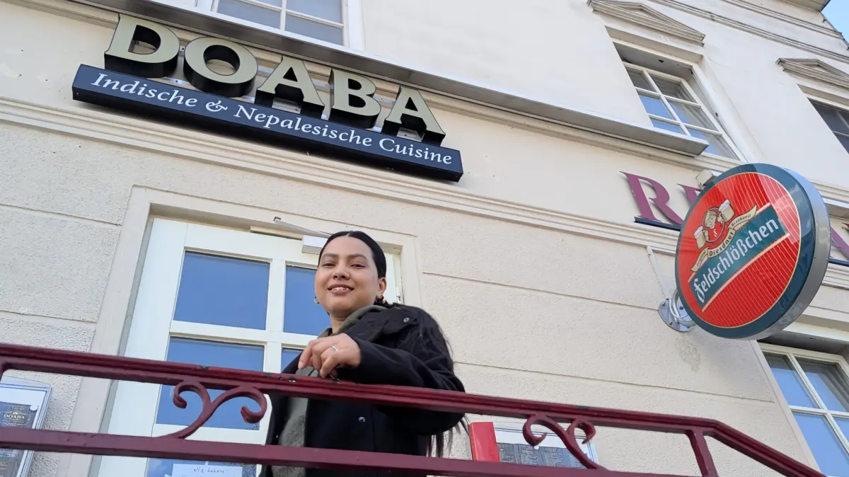 Geschäftsführerin Puja Gc vor dem neuen Restaurant Doaba mit indischer und nepalesischer Küche in Altlandsberg