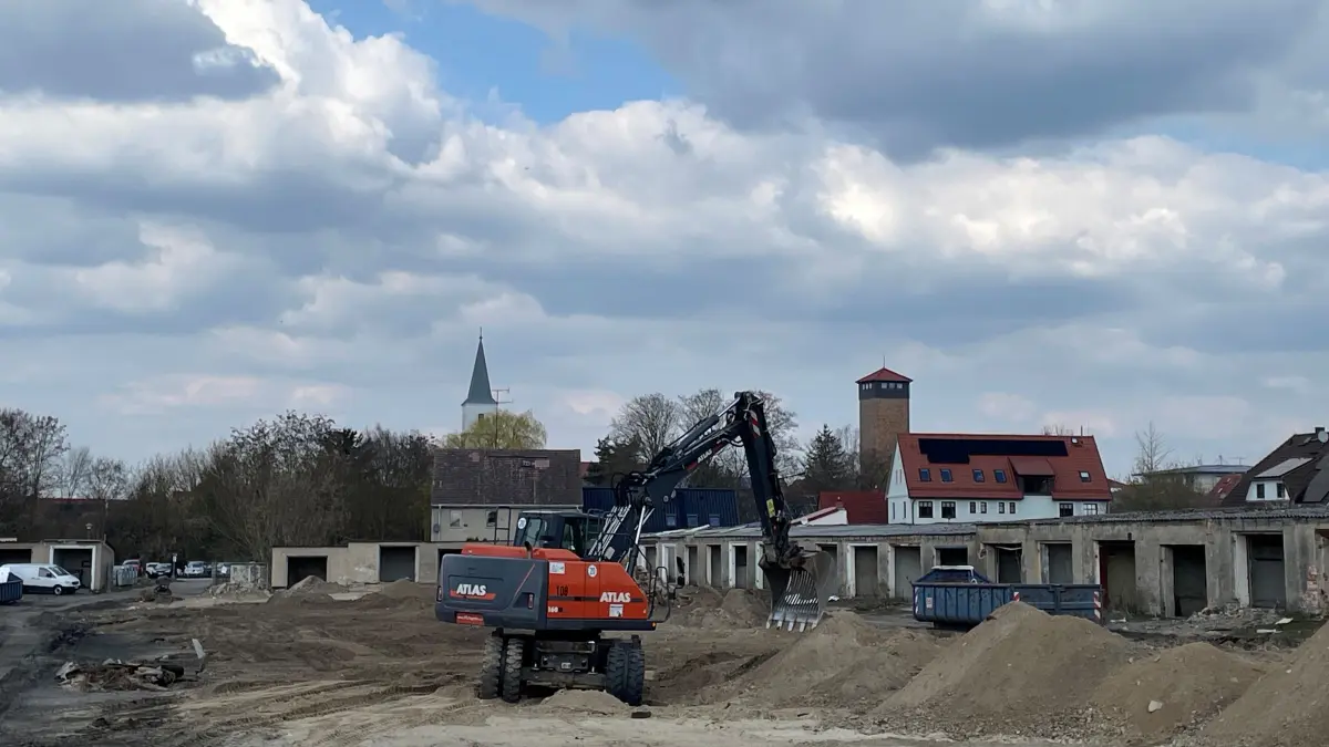Baustelle Seelow-Süd: Auf dem Areal des ehemaligen Garagenkomplexes Hinterstraße plant die Sewoba mehrgeschossigen Wohnungsbau. In einem ersten Bauabschnitt werden dort 60 bis 80 Wohnungen entstehen.