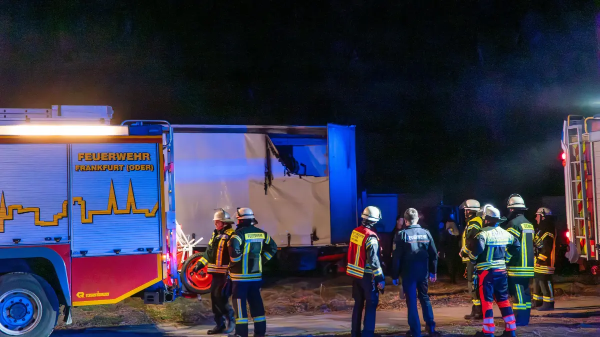 In Frankfurt (Oder) ist es zu einem Brand gekommen. Der Lkw-Anänger eines Zirkus fing Feuer. Was bekannt ist.