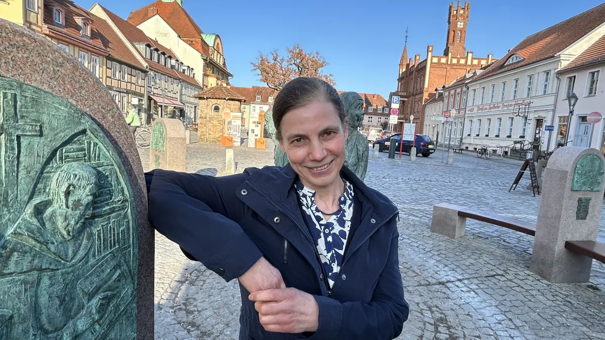 Kamerafrau Christiane Müller lebt in der Nähe von Kyritz und tritt als erste Frau bei der Landratswahl Ostprignitz-Ruppin 2026 an. Warum sie erst für die AfD kandidieren wollte und welche Hürden Einzelbewerber wie sie haben.