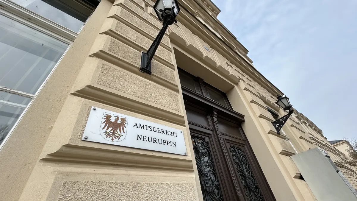 Vor dem Amtsgericht Neuruppin muss sich ein 35-Jähriger aus Fehrbellin wegen unerlaubten, gewerbsmäßigen Handels mit Betäubungsmitteln verantworten. Ein wichtiger Zeuge ist bereits verstorben.