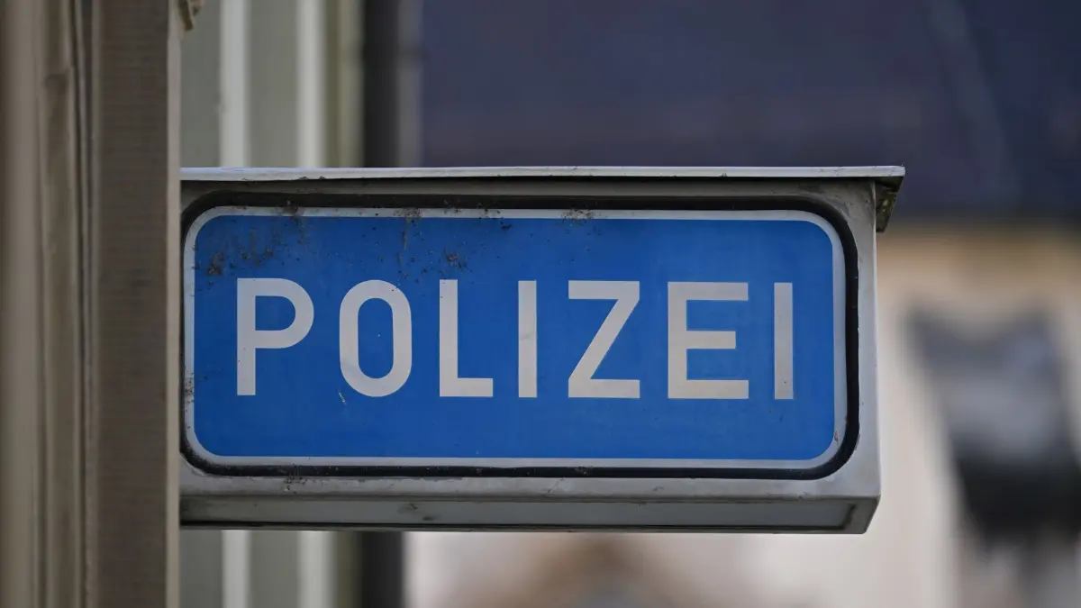 Symbolfoto Polizei: ARCHIV - 14.03.2024, Baden-Württemberg, Rottenburg am Neckar: Ein Schild mit der Aufschrift Polizei vor einer Polizeiwache. (zu dpa: «Leiche in Talsperre entdeckt: Polizei prüft Vermisstenfall») Foto: Bernd Weißbrod/dpa +++ dpa-Bildfunk +++