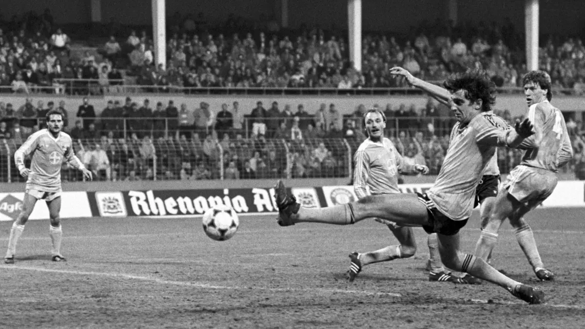ACHTUNG: Bildwiederholung mit verbesserter Qualität --- ARCHIV - Ralf Minge von Dynamo Dresden (2.v.r.) und Wolfgang Funkel (r) von Uerdingen in Aktion am 19.03.1986 im Viertelfinale des Fußball-Europacups in Krefeld. Verrückt, unfassbar, Wahnsinn: Die irre Aufholjagd, die Bayer Uerdingen am 19. März 1986 im Viertelfinale des Fußball-Europacups gegen Dynamo Dresden mit einem spektakulären 7:3-Triumph krönte, kann auch 25 Jahre später nur mit Superlativen beschrieben werden. Foto: Franz-Peter Tschauner dpa (zu dpa-Korr.: «7:3! - Uerdinger «Wahnsinnsspiel» vor 25 Jahren» vom 17.03.2011) +++ dpa-Bildfunk +++