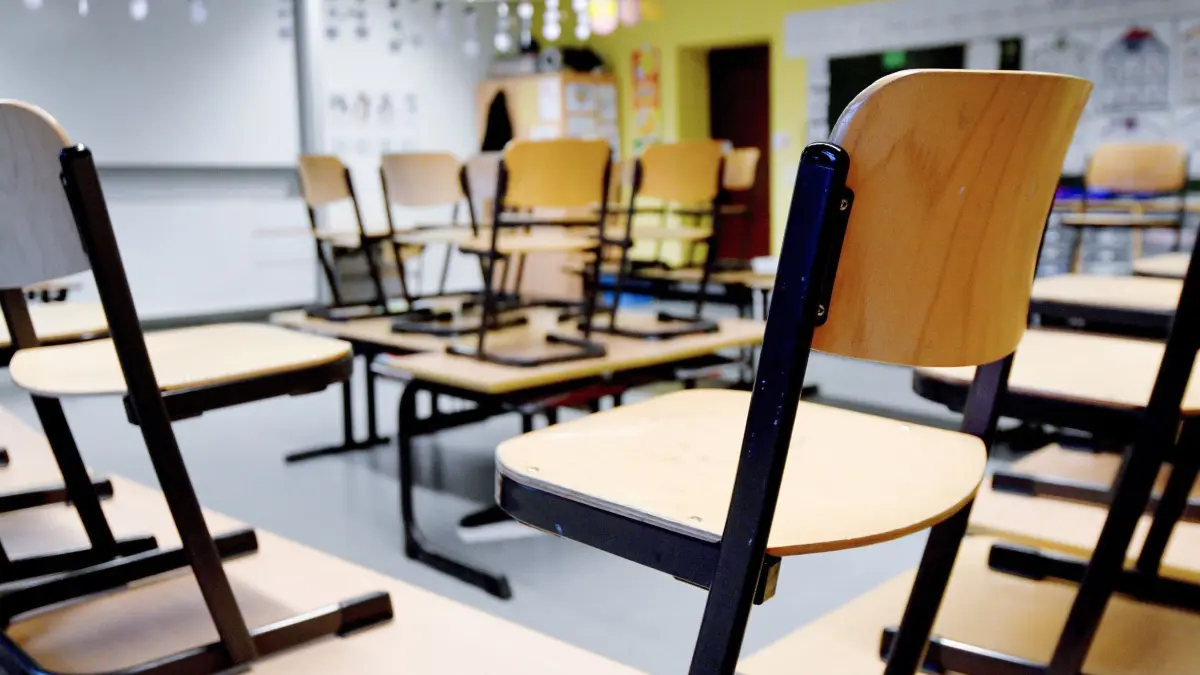 Leerer Klassenraum: ARCHIV - 12.03.2020, Nordrhein-Westfalen, Gelsenkirchen: Stühle stehen in einem Klassenzimmer in einer Grundschule auf den Tischen. (zu dpa: «Weniger Unterrichtsausfall an NRW-Schulen im ersten Halbjahr») Foto: Caroline SeidSeidel-Dißmannel/dpa +++ dpa-Bildfunk +++