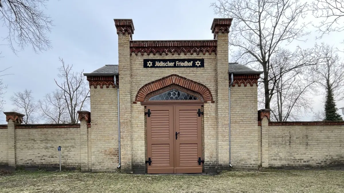 Der jüdische Friedhof in Oranienburg bietet kaum noch Platz für neue Gräber. Das Areal an der Kremmener Straße soll nach den Vorstellungen der Gemeinde erweitert werden. Doch es gibt Probleme.