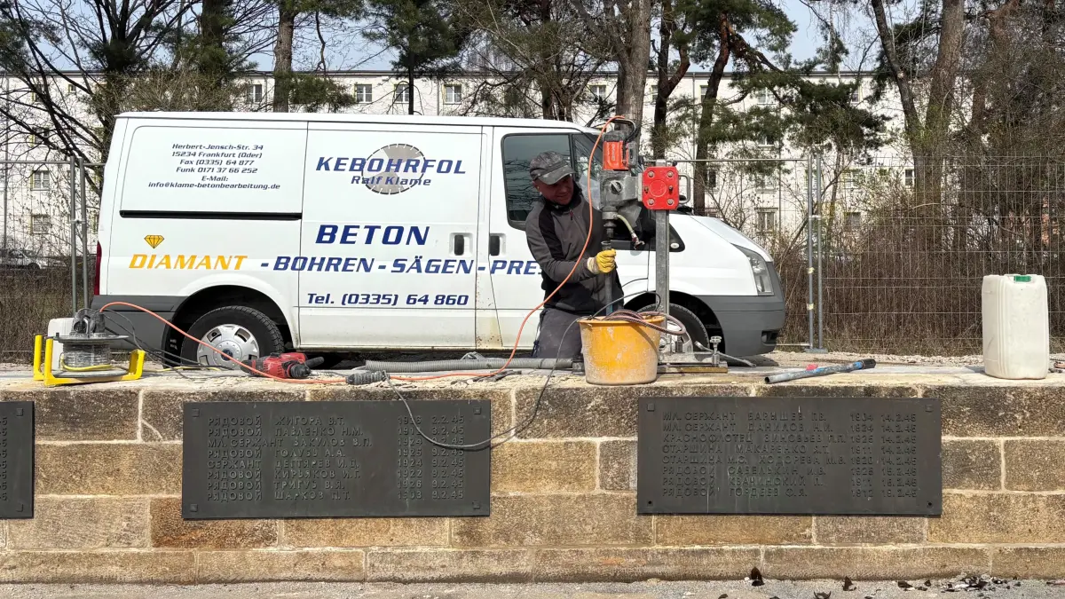 Vorbereitung für die Montage der Granitplatten am Platz des Gedenkens in Eisenhüttenstadt.