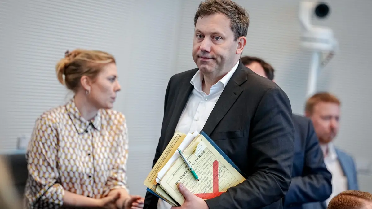 Fraktionssitzungen im Bundestag: 24.03.2026, Berlin: Lars Klingbeil (SPD), Bundesminister der Finanzen, Vizekanzler und SPD-Bundesvorsitzender, nimmt an der Sitzung seiner Bundestagsfraktionteil. Foto: Kay Nietfeld/dpa +++ dpa-Bildfunk +++
