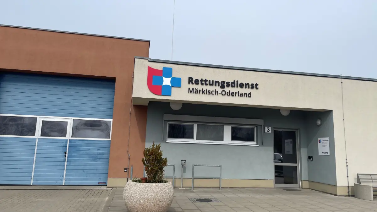 Rettungswache Seelow. Mit den Wachen in Bad Freienwalde,. Rathstock, Letschin, Neuenhagen, Strausberg, Wriezen, Münchberg und Rüdersdorf, Eggersdorf sowie des Rettungsdienstzentrums in Strausberg ist der Rettungsdienst aktuell aufgestellt. Zwei Neubauten sind geplant,