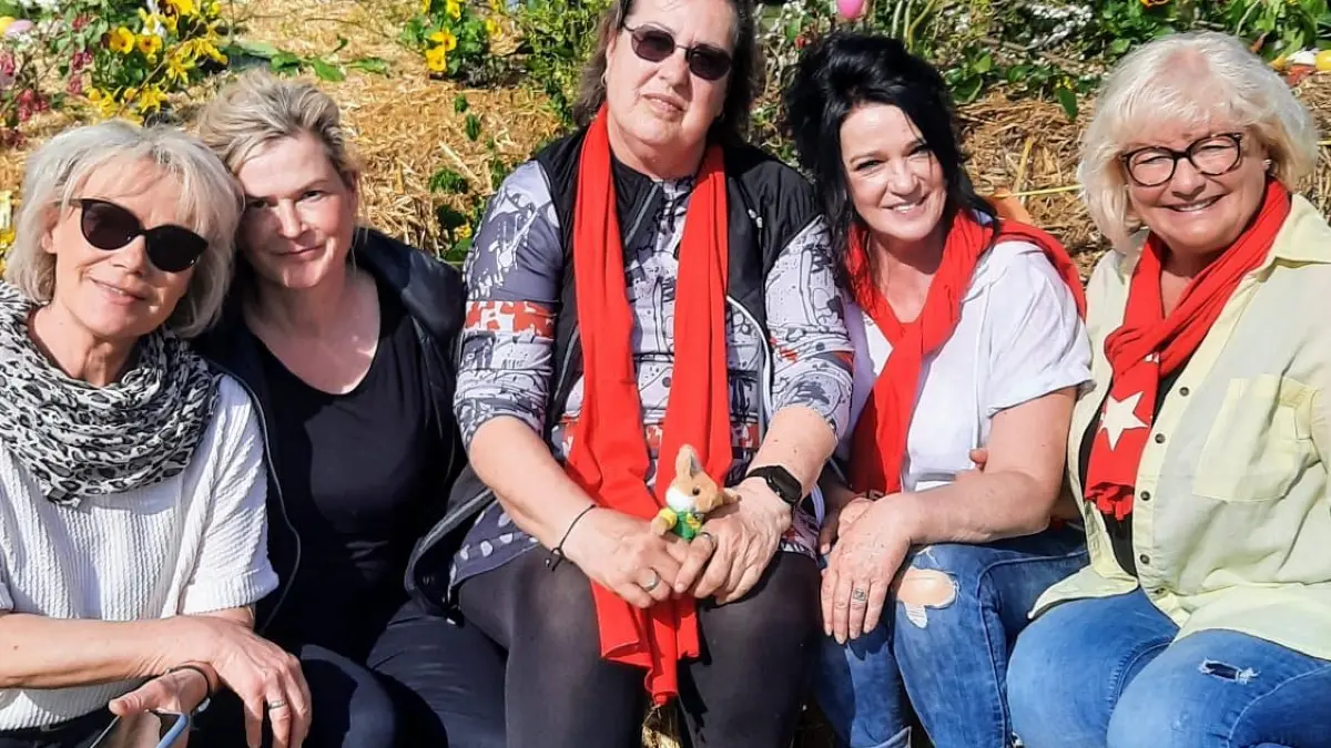 Die Markt-AG: Ilka Thoran, Conny Wiedmer, Marina Schmidt, Sabine Stapel und Iris Marggraf (v.l.) sowie Annett Röhle organisieren den Jubiläums-Ostermarkt in Podelzig.