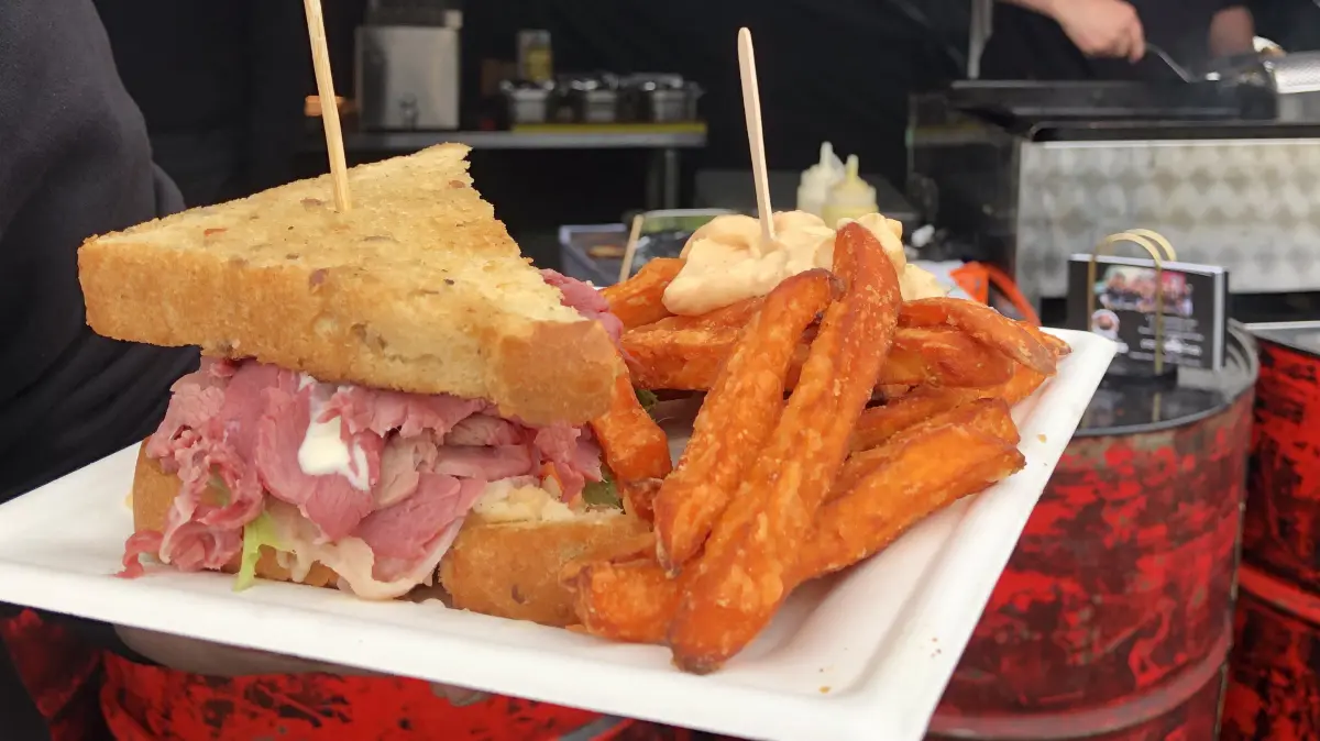 Street Food Festival Schwedt: Das Wagyu-Sandwich ist nur eines der Gerichte, welches man auf dem Street Food Festival Schwedt genießen kann. Was wird noch alles geboten und wie viel kostet alles?