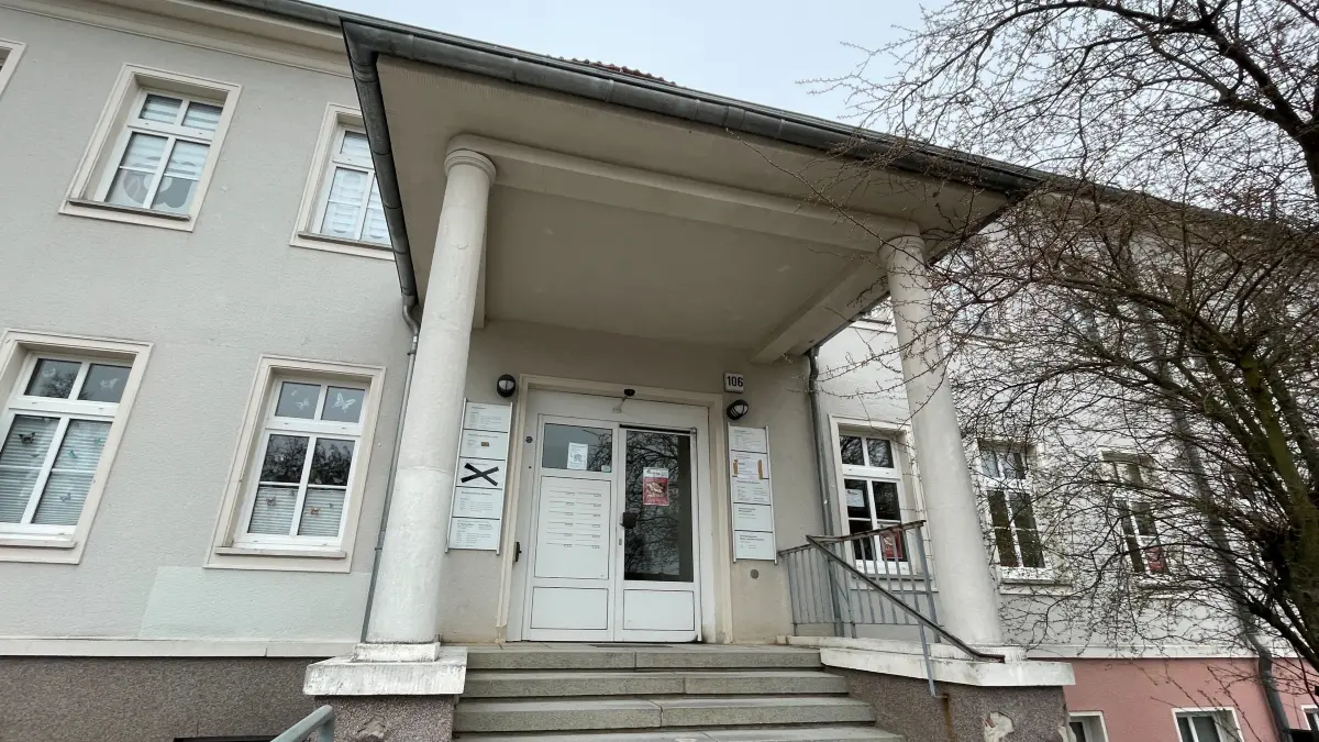 Ärztehaus in Oranienburg, Berliner Straße 106, Landkreis hat Mietern zu Ende 2026 gekündigt, Gebäude wird abgerissen, um Platz zu schaffen für den Klinik-Neubau Krankenhaus Neubau der Oberhavel Kliniken, an der Stelle entsteht später ein Parkhaus
