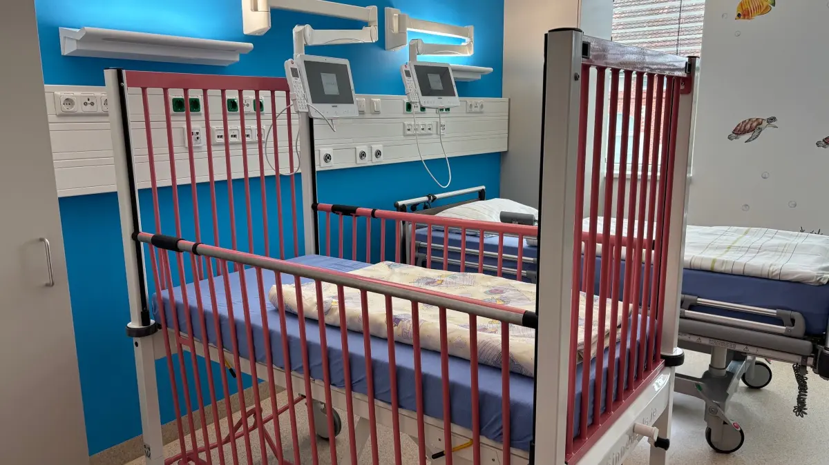 Farbenfroh und mit viel Liebe präsentiert sich die neue Kinderklinik am Krankenhaus Neuruppin. Die neue Station ist allerdings eine Zwischenlösung, so lange bis die neue und größere Kinderklinin am UKRB Neuruppin fertig ist.