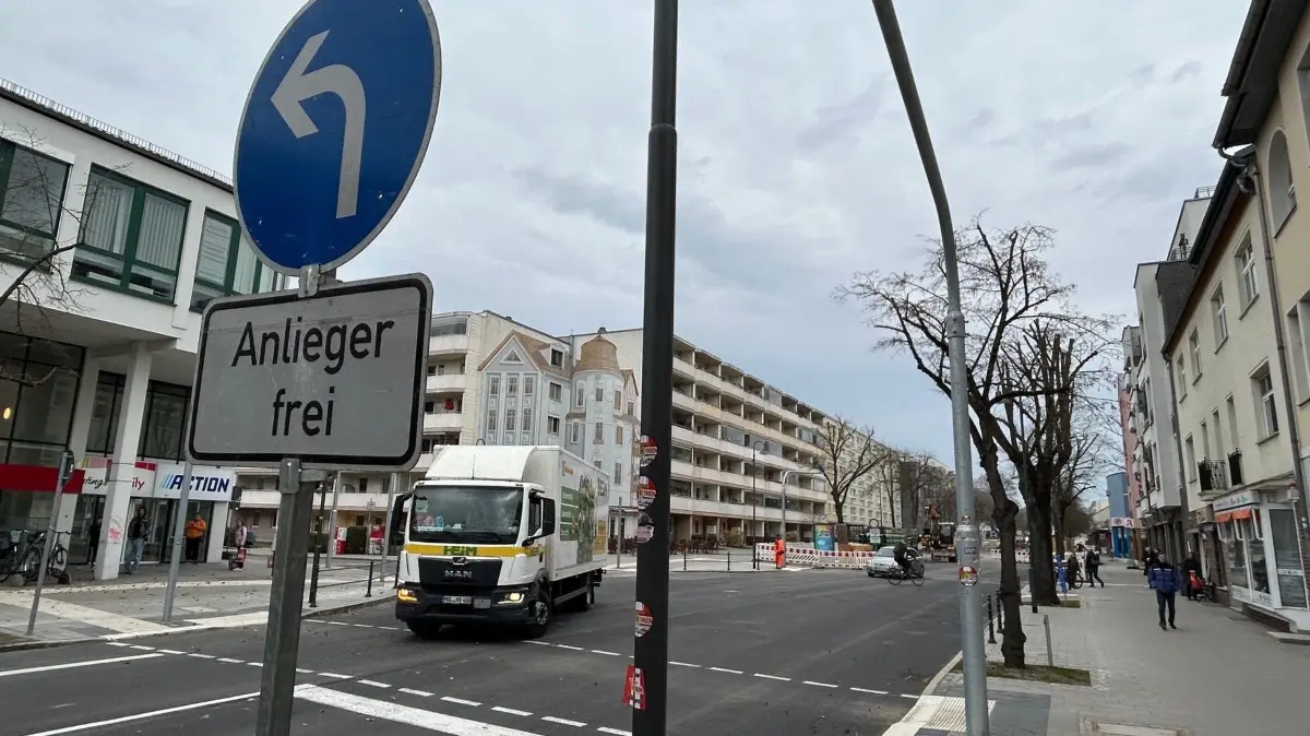 Friedrichstraße in Erkner: Der Abschnitt bis zur Seestraße ist wieder frei, doch an der Kreuzung fehlt eine Ampel und damit eine sichere Querung. Warum und was jetzt passiert.