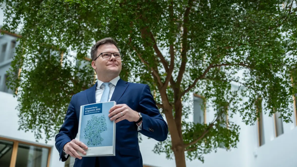 Klimaschutzprogramm 2026: 25.03.2026, Berlin: Carsten Schneider (SPD), Bundesminister für Umwelt, Klimaschutz, Naturschutz und nukleare Sicherheit, stellt das Klimaschutzprogramm 2026 der Bundesregierung vor. (zu dpa: «Reichen die 67 Maßnahmen der Regierung fürs Klimaschutzziel?») Foto: Michael Kappeler/dpa +++ dpa-Bildfunk +++