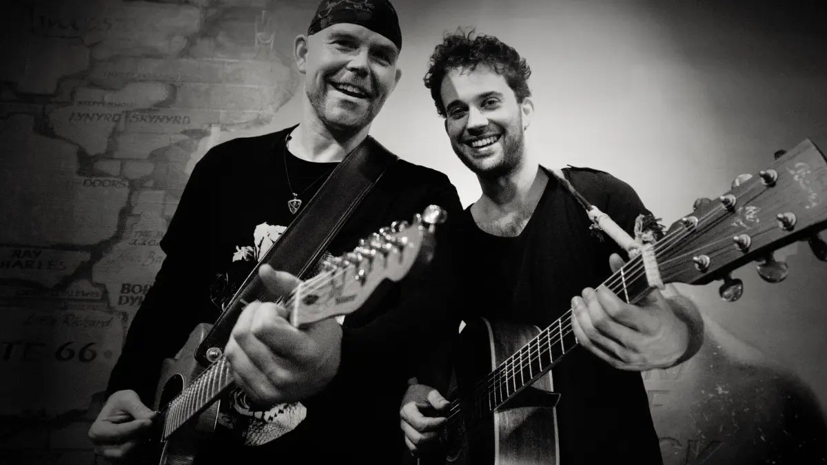 Mr. Wiggly & Friend (Björn–O. Poeck; links und Stefano Di Puma; rechts) präsentieren mit Gitarre und Elektrogitarre ein Stimmungsvolles Bühnenprogramm. Foto: Yaro Koshelev
