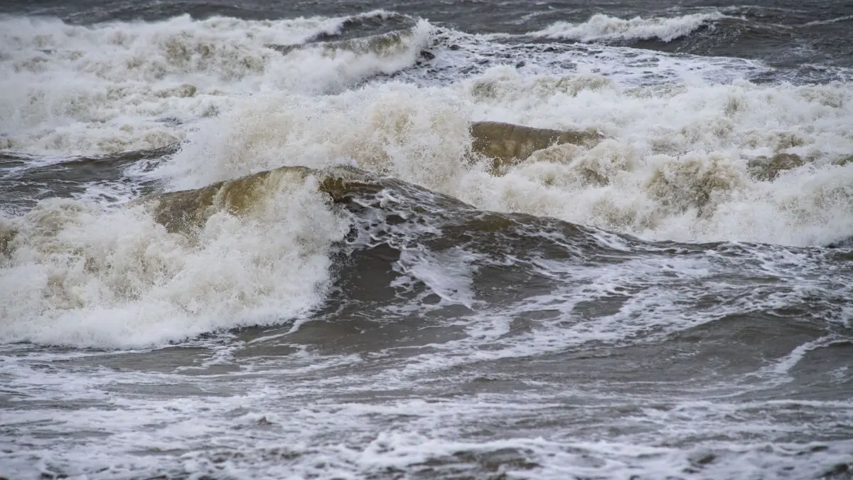 Sturmböen erwartet - Wellengang auf der Ostsee: ARCHIV - 20.10.2023, Mecklenburg-Vorpommern, Binz: Wellen schlagen an den Ostseestrand. (zu dpa: «Nach Sturm und Regen in MV – Sonne zeigt sich am Wochenende») Foto: Stefan Sauer/dpa +++ dpa-Bildfunk +++