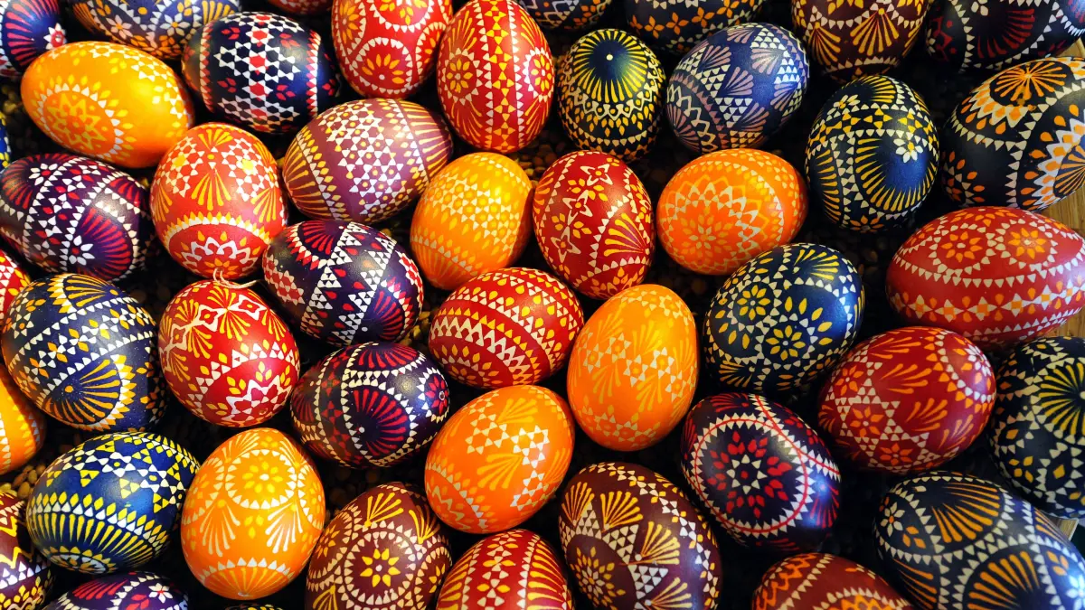 Beim 16. Sorbischen Ostereiermarkt in Schleife (Sachsen) liegen am 16.03.2013 traditionell gebatikte Eier in einem Korb. An zwei Tagen lassen sich im Sorbischen Kulturzentrum (SKZ) 30 Ostereiermaler aus der Lausitz beim Verzieren der filigranen Kunstwerke über die Schulter schauen. Foto: Matthias Hiekel/dpa ++ +++ dpa-Bildfunk +++