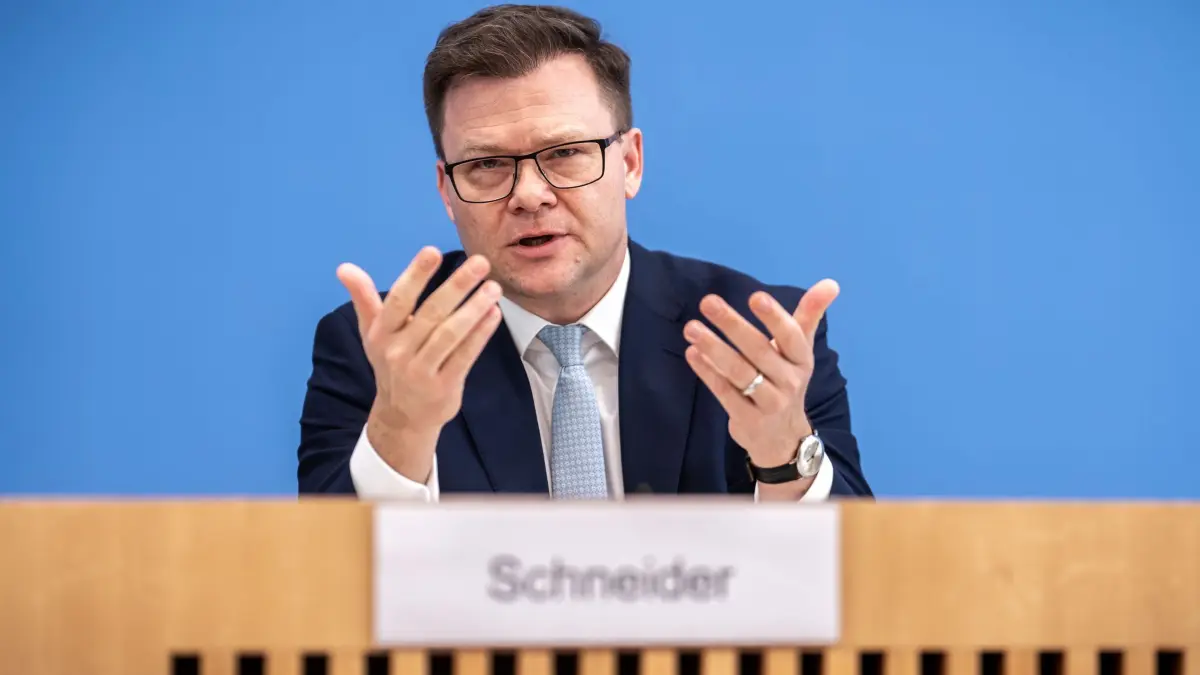 Klimaschutzprogramm 2026: 25.03.2026, Berlin: Carsten Schneider (SPD), Bundesminister für Umwelt, Klimaschutz, Naturschutz und nukleare Sicherheit, stellt das Klimaschutzprogramm 2026 der Bundesregierung vor. Foto: Michael Kappeler/dpa +++ dpa-Bildfunk +++