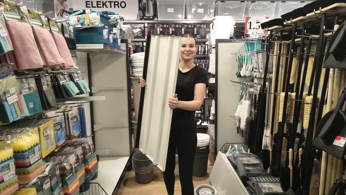 Woolworth-Mitarbeiterin Chantal Pogorzelski beim Aufbauen und Einräumen von Regalen in der neuen Filiale in Eberswalde. Kurz vor Eröffnung gab es noch einiges zu tun.